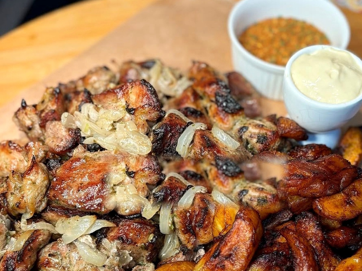 Grillades et plantains mûrs du Laakam