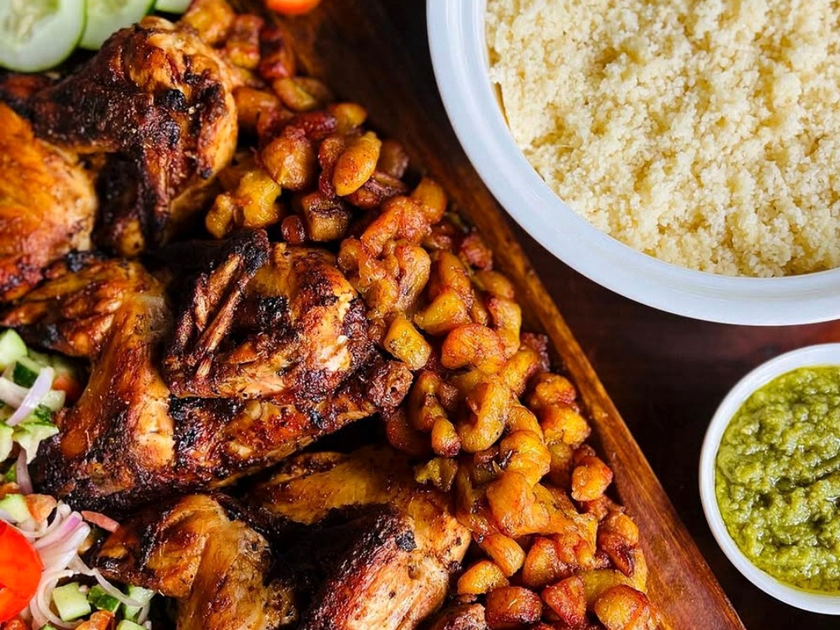 Poulet grillé, haricots et couscous camerounais