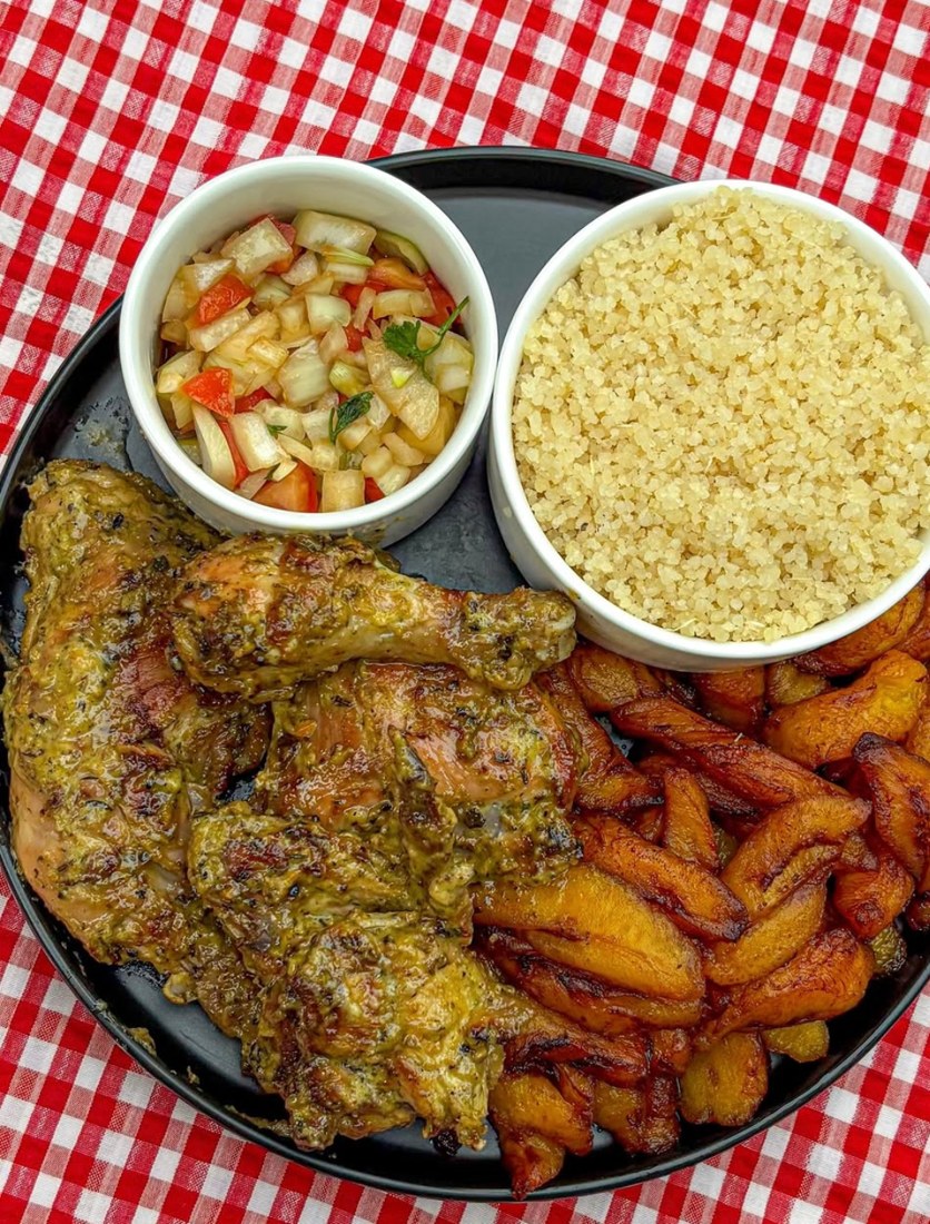 Poulet braisé, alloco & attiéké