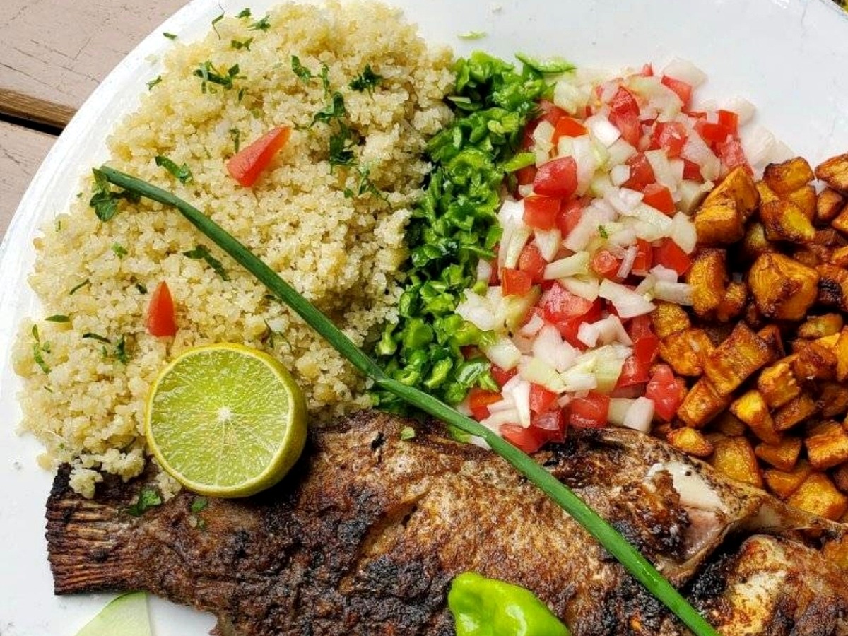 Poisson grillé avec couscous, salade et plantains pour un buffet