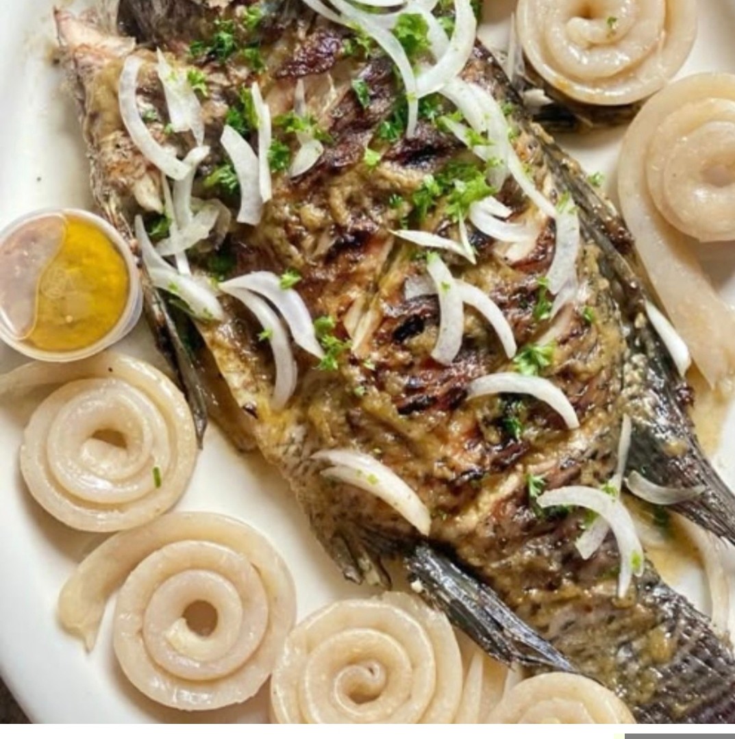 Poisson braisé entier aux oignons, spécialité du Laakam