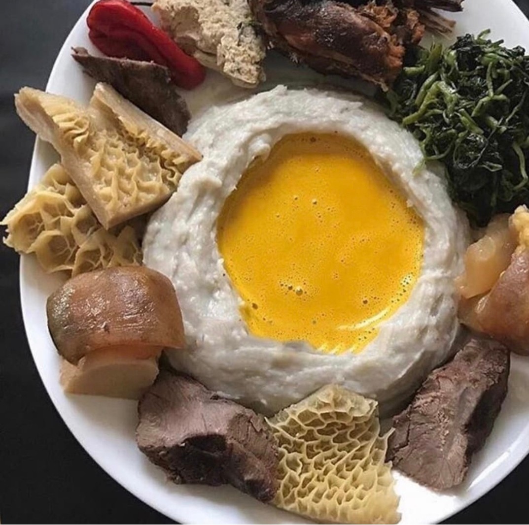 Plat traditionnel camerounais aux tripes et légumes
